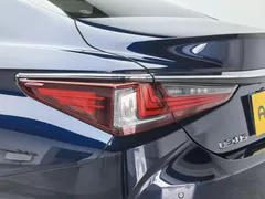 2022 Lexus ES 200 Excellence, синий — фото 19