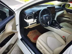 2022 Toyota Camry 2.5G Luxury, белый — фото 6