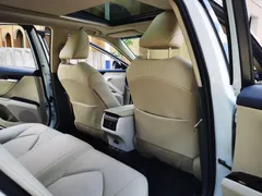 2022 Toyota Camry 2.5G Luxury, белый — фото 7