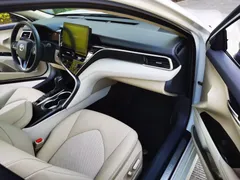 2022 Toyota Camry 2.5G Luxury, белый — фото 8