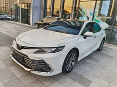 2023 Toyota Camry 2.5G Luxury, белый — фото 1