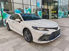 2023 Toyota Camry 2.5G Luxury, белый — фото 3