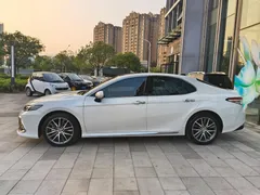 2023 Toyota Camry 2.5G Luxury, белый — фото 4