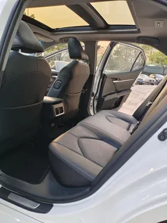 2023 Toyota Camry 2.5G Luxury, белый — фото 7
