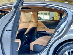 2022 Lexus ES 200 Luxury — фото 6
