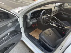 2023 Hyundai Elantra 1.5L CVT LUX Premium, белый — фото 4