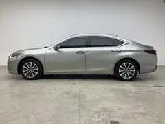 2022 Lexus ES 200 Luxury — фото 4