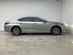 2022 Lexus ES 200 Luxury — фото 8