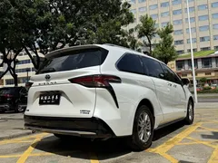 2023 Toyota Sienna 2.5L Hybrid Premium, белый — фото 5