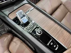 2023 Volvo XC60 Hybrid T8 PHEV 4WD Luxury, белый — фото 16
