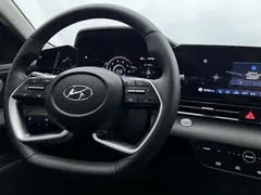 2021 Hyundai Elantra 1.5L CVT LUX Premium, белый — фото 10