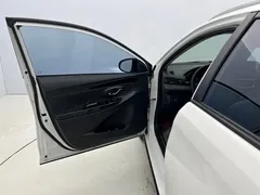 2022 Toyota Yaris L Zhixuan X 1.5L CVT Luxury Plus, белый — фото 20