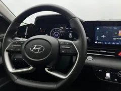 2021 Hyundai Elantra 1.5L CVT LUX Premium, белый — фото 12
