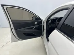 2022 Hyundai Elantra 1.5L CVT LUX Premium, белый — фото 9