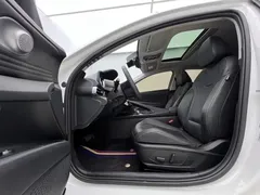 2022 Hyundai Elantra 1.5L CVT LUX Premium, белый — фото 11