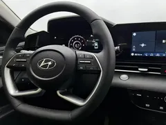 2022 Hyundai Elantra 1.5L CVT LUX Premium, белый — фото 18
