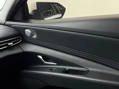 2022 Hyundai Elantra 1.5L CVT LUX Premium, белый — фото 20