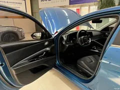 2022 Hyundai Elantra 1.5L CVT LUX Premium, синий — фото 8