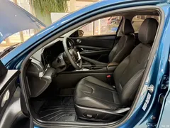 2022 Hyundai Elantra 1.5L CVT LUX Premium, синий — фото 16