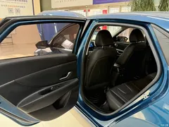 2022 Hyundai Elantra 1.5L CVT LUX Premium, синий — фото 17