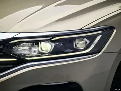 2022 Volkswagen Passat 330TSI Luxury — фото 13