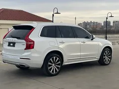2021 Volvo XC90 B5 Luxury 7-seat, белый — фото 4