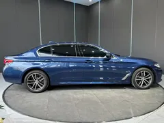 2021 BMW 5 Series 5 525Li M, синий — фото 5
