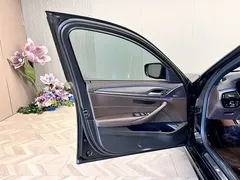 2021 BMW 5 Series 5 530Li M, чёрный — фото 15