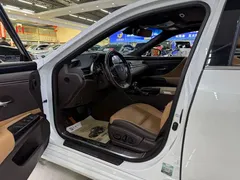 2020 Lexus ES 200, белый — фото 11