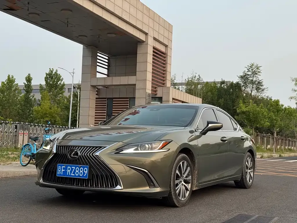 2020 Lexus ES 200