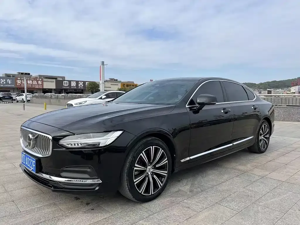 2022 Volvo S90