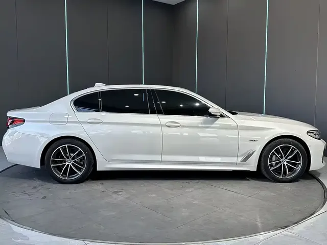 2022 BMW 5 Series 5 535Le Pioneer M