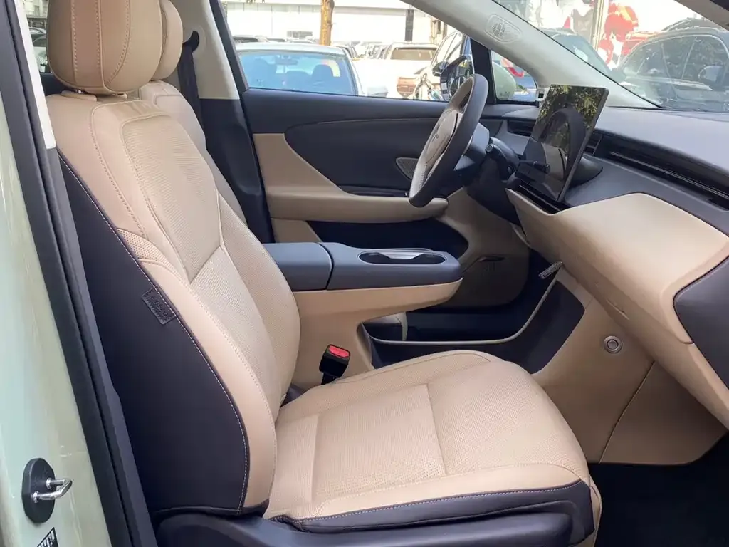 2025 Hongqi 06 520