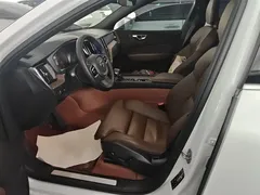 2021 Volvo XC60 4WD Luxury, белый — фото 11