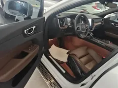 2021 Volvo XC60 4WD Luxury, белый — фото 12