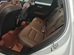 2021 Volvo XC60 4WD Luxury, белый — фото 13