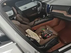 2021 Volvo XC60 4WD Luxury, белый — фото 20