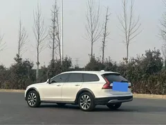 2021 Volvo V90 Cross Country B5 AWD, белый — фото 5