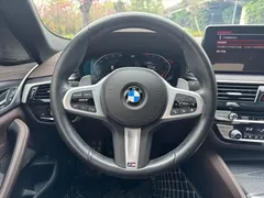 2022 BMW 5 Series 530Li Premium M Sport Package, белый — фото 11