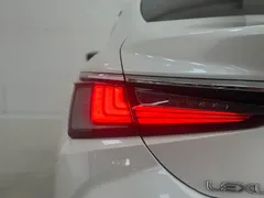 2022 Lexus ES 200 Luxury, белый — фото 8