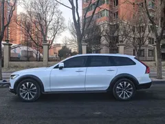 2023 Volvo V90 Cross Country B5 AWD, белый — фото 2