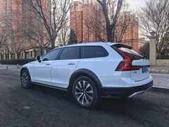 2023 Volvo V90 Cross Country B5 AWD, белый — фото 4