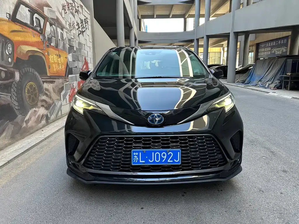 2023 Toyota Granvia 2.5L Hybrid Luxury