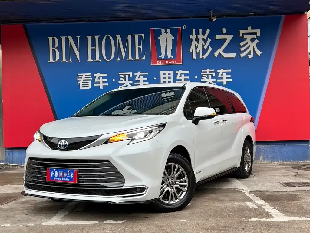 2023 Toyota Sienna 2.5L Hybrid Luxury