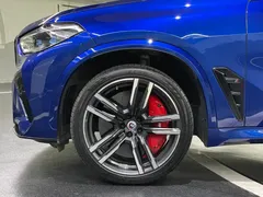 2022 BMW X5 M, синий — фото 5