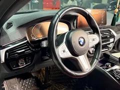 2022 BMW 5 Series 525Li M Sport Package, чёрный — фото 12