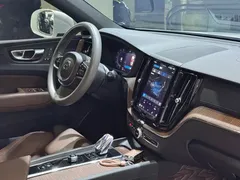 2023 Volvo XC60 4WD Luxury, белый — фото 8