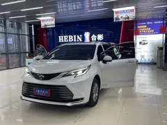 2021 Toyota Sienna 2.5L Hybrid Premium, белый — фото 15