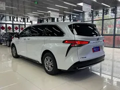 2021 Toyota Sienna 2.5L Hybrid Premium, белый — фото 17
