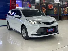 2021 Toyota Sienna 2.5L Hybrid Premium, белый — фото 18